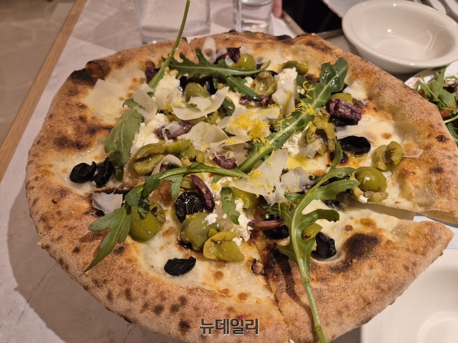 ▲ 시그니처 메뉴인 올리 올리베. 올리브를 메인으로 올린 피자는 쉽게 찾아보기 힘든 메뉴다.ⓒ조현우 기자