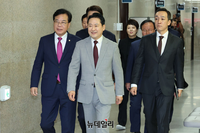 ▲ 장동혁 국민의힘 대표와 송언석 원내대표를 비롯한 국민의힘 지도부. ⓒ이종현 기자