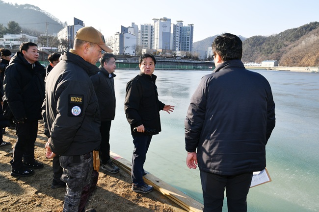 ▲ 최문순 화천군수와 안중기 화천부군수, (재)나라 관계자, 각 실과소장 등 축제 관계자들이 지난 11일 오후 화천산천어축제장 일대에서 현장 점검을 실시했다. ⓒ화천군