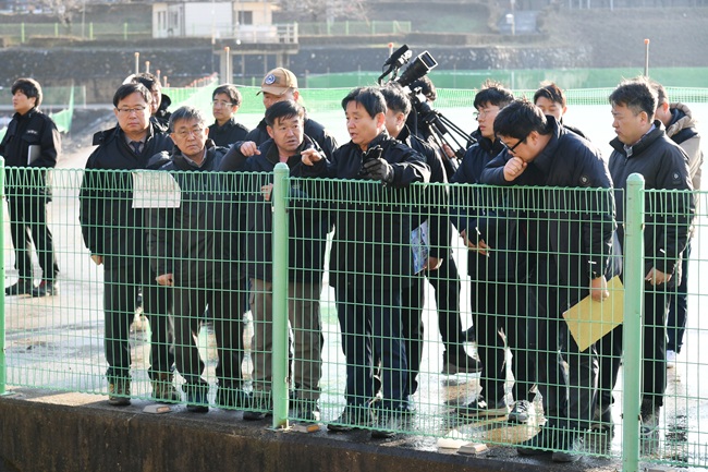 ▲ 최문순 화천군수와 안중기 화천부군수, (재)나라 관계자, 각 실과소장 등 축제 관계자들이 지난 11일 오후 화천산천어축제장 일대에서 현장 점검을 실시했다. ⓒ화천군