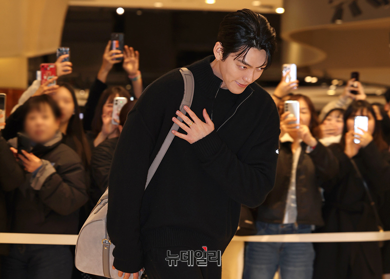 [영상] 결혼 앞둔 김우빈, 팬들과 함께 쇼핑몰 등장