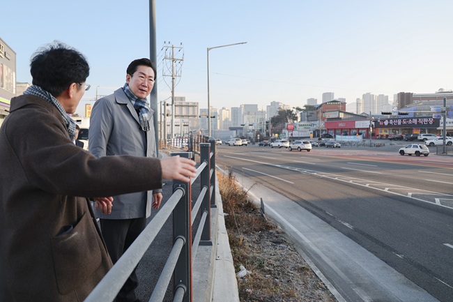 ▲ 원강수 원주시장이 12일 남원주 나들목을 찾아 교통상황을 점검했다. ⓒ원주시