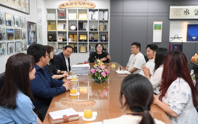 ▲ 청년이 꿈꾸고 도전하는 도시 실현을 위해 청년협의체와 간담회를 갖고 있는 이권재 시장(자료사진)ⓒ오산시 제공