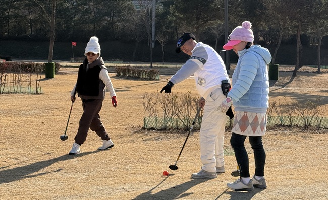 ▲ 화천군청 파크골프 실업팀 주민교육이 지난 5일부터 12일까지, 하남면 생활체육공원 파크골프장, 사내면 사내 파크골프장에서 열렸다. ⓒ화천군