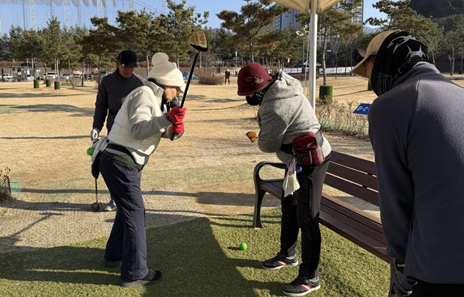 ▲ 화천군청 파크골프 실업팀 주민교육이 지난 5일부터 12일까지, 하남면 생활체육공원 파크골프장, 사내면 사내 파크골프장에서 열렸다. ⓒ화천군