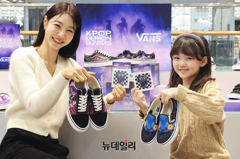 [포토] 신세계백화점 "반스X케데헌, 커플 신발 신어보세요"