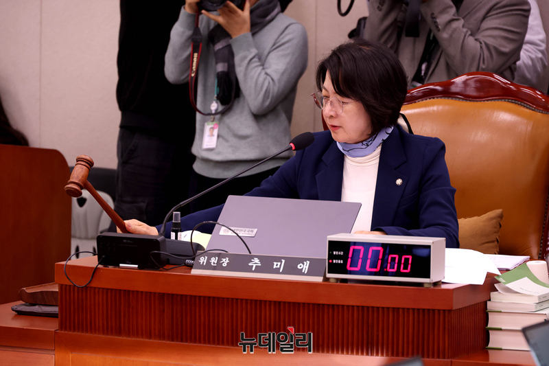 ▲ 추미애 법사위원장이 지난 11월 26일 오전 국회에서 열린 법제사법위원회 전체회의에서 의사진행을 하고 있다. ⓒ이종현 기자