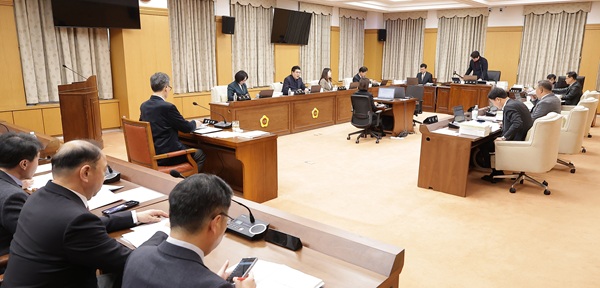 ▲ 예산결산특별위원회가 12일 2026년도 대전교육비특별회계 예산안(2조 9141억여 원)과 기금운용계획안(1493억여 원)을 심사·의결했다.ⓒ대전시의회