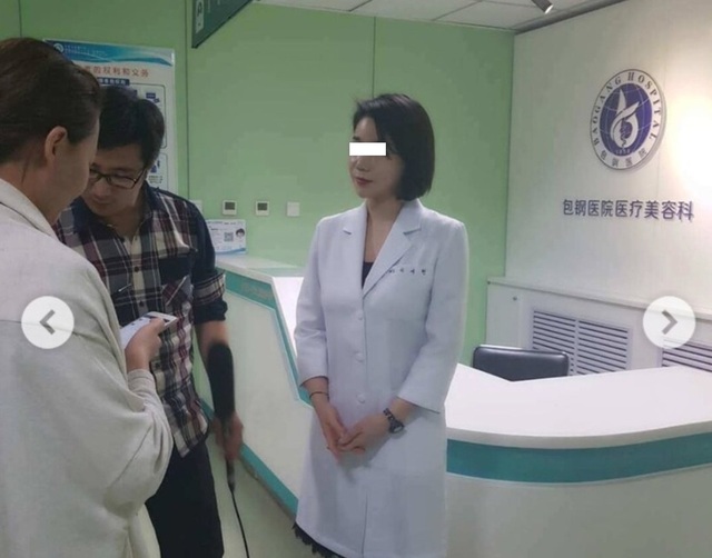 ▲ A씨가 중국 내몽고 병원에서 의사 가운을 입고 현지 매체와 인터뷰를 하고 있는 모습.