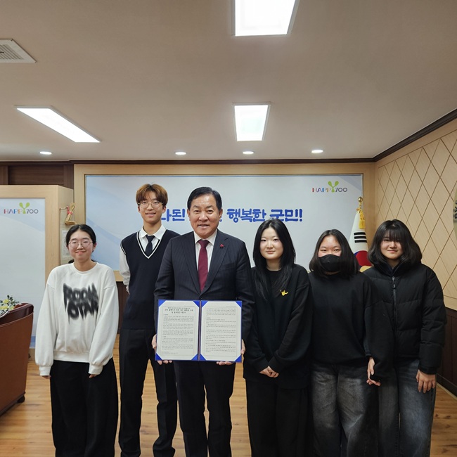 ▲ 청소년 참여기구 '평창군청소년참여위원회 제18기'가 12일 평창군수 집무실에서 한 해 동안의 활동 결과를 담은 정책 제안서 전달식을 진행했다. ⓒ평창군