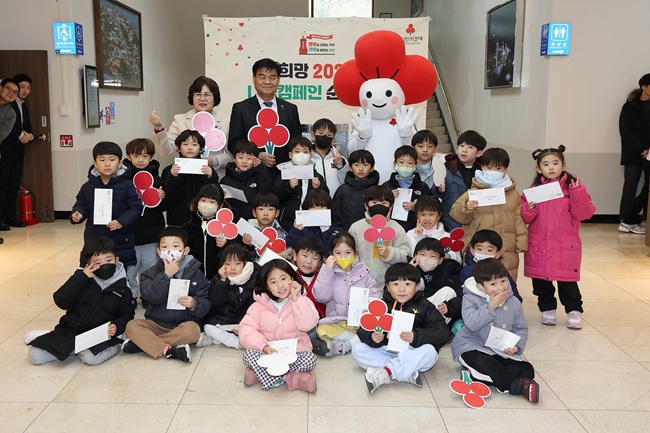 ▲ 동해시와 강원도사회복지공동모금회가 연말연시 이웃돕기 분위기 확산과 지역사회 나눔 실천을 위해 시청 본관 1층 로비에서 '희망 2026 나눔캠페인' 순회모금 행사를 진행했다. ⓒ동해시