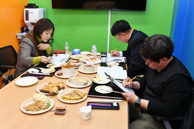 ▲ 2026 화천산천어축제 매점 입점 신청단체 품평회가 12일 (재)나라 산천어 식당에서 최문순 군수, 이보은 요리 연구가를 비롯해 입점 신청단체 회원들이 참석한 가운데 열렸다. ⓒ화천군