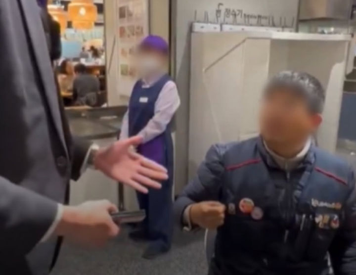 ▲ 롯데백화점 노조 조끼 탈의 요구 영상. ⓒ스레드 캡처