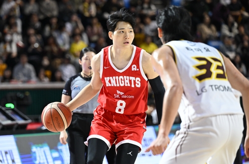 ▲ 안영준이 20득점을 올린 SK가 1위 LG를 꺾었다.ⓒKBL 제공