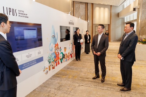 ▲ 롯데는 12일 롯데월드타워에서 '2025 롯데 디자인전략회의'를 개최했다. 신동빈 롯데 회장과 이돈태 롯데지주 디자인실장(오른쪽 두번째)이 롯데의 디자인 전략 및 혁신 사례를 소개하는 전시 부스를 살펴보고 있다.ⓒ롯데