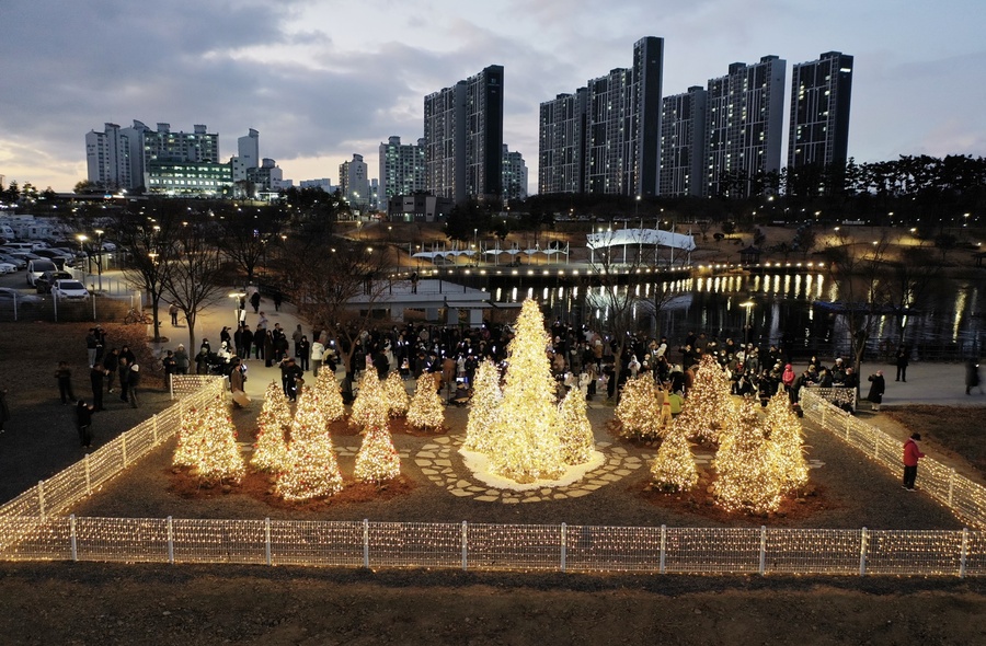 ▲ 중산지구 펜타힐즈W에 설치된 크리스마스 트리가 오색 조명으로 빛나며 시민들에게 연말연시 따뜻한 분위기를 선사하고 있다.ⓒ아이에스동서