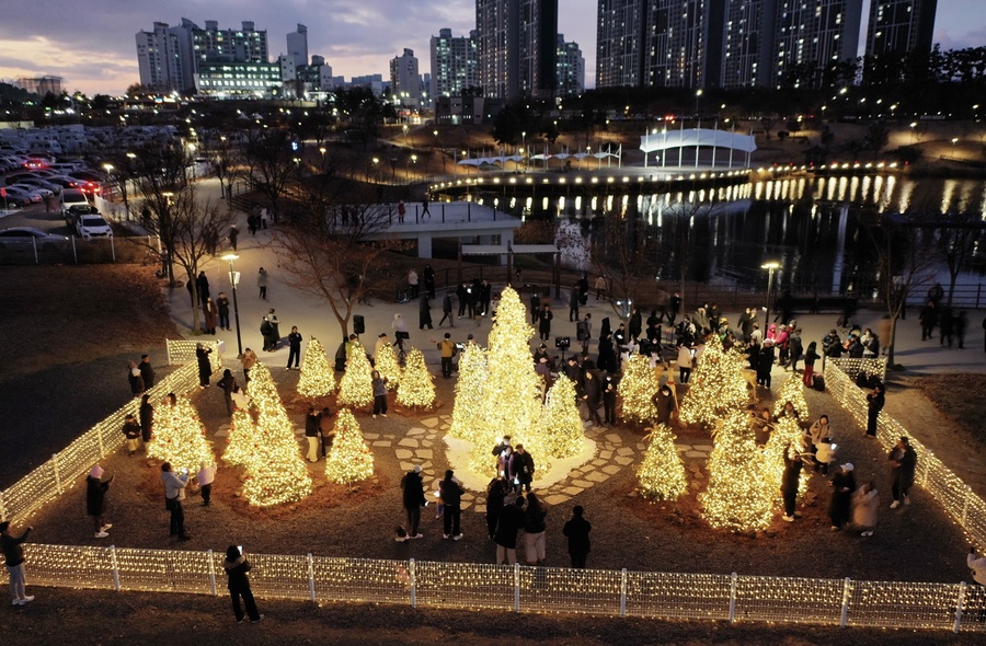 ▲ 지난 12일 중산지구 펜타힐즈W 부지에서 열린 크리스마스 트리 점등식에서 아이에스동서 관계자와 지역주민들이 카운트다운과 함께 트리 점등을 진행하고 있다.ⓒ아이에스동서