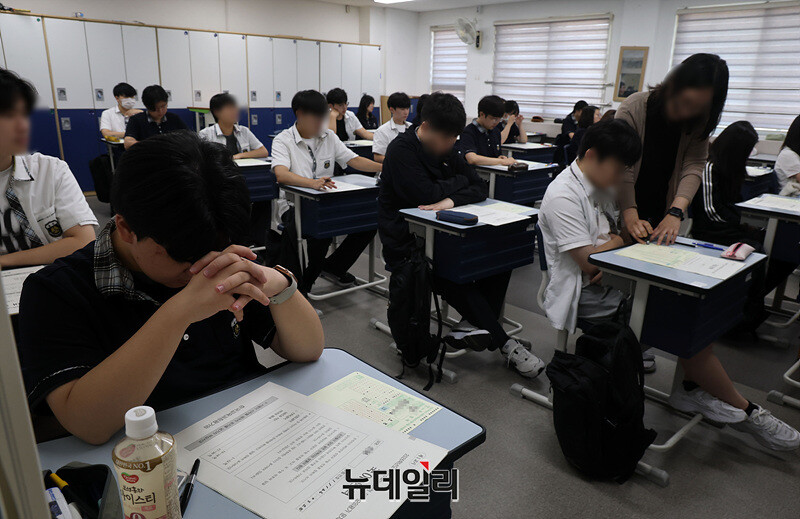 ▲ 2026학년도 대학수학능력시험 모의평가가 실시된 지난 9월 3일 서울 금천구 금천고등학교에서 고3 학생들이 시험 준비를 하고 있다. ⓒ사진공동취재단