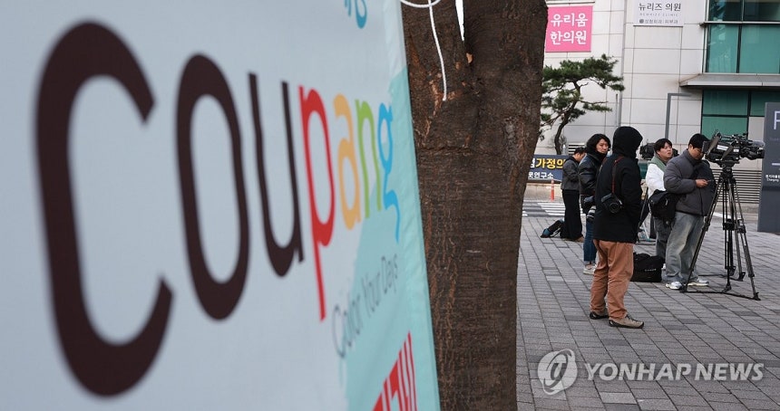 ▲ 압수수색이 진행중인 본사 사무실 앞 대기중인 취재진.ⓒ연합뉴스