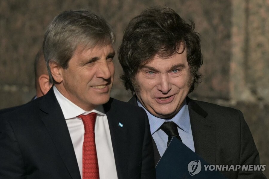 ▲ 아르헨티나 하비에르 밀레이 대통령(오른쪽)과 루이스 카푸토 경제 장관 ⓒAFP 연합
