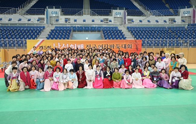 ▲ 한국기원 주최, (사)한국여성바둑연맹 주관으로 '제5회 난설헌배 전국여자바둑대회'가 12~14일에 강릉아레나에서 550여 명(프로선수 50명, 아마추어 500명)이 참가한 가운데 개최됐다. 지난 13일 개회식에는 김홍규 강릉시장과 최익순 강릉시의회 의장이 참석했다. ⓒ강릉시