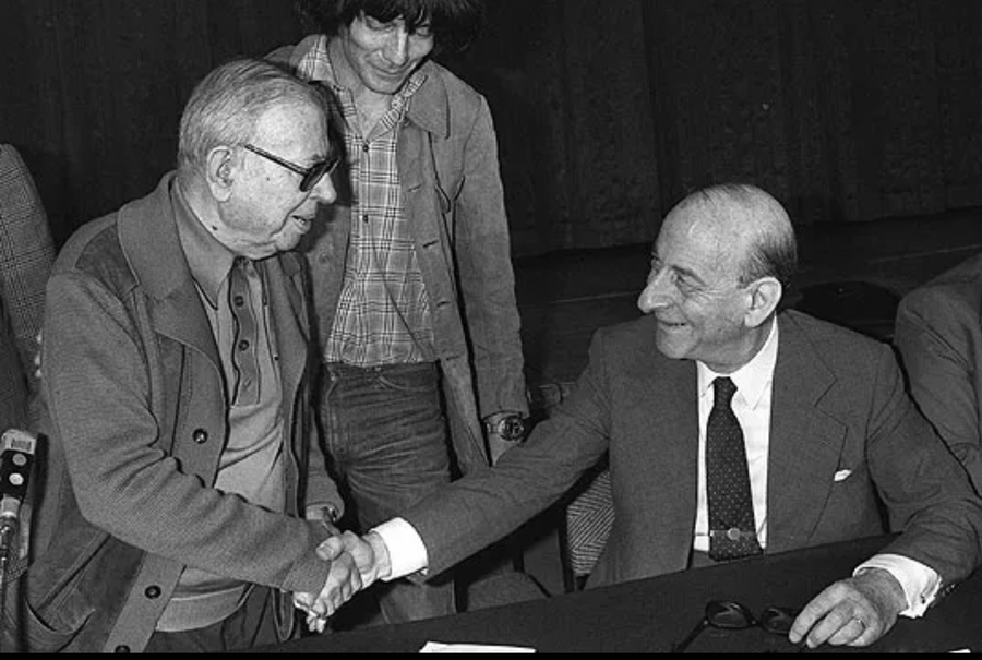 ▲ 악수하는 아롱과 사르트르(1979). 오른쪽이 레몽 아롱. 사르트르는 중국공산당의 문화혁명을 찬양한 극좌 마르크시스트였다, 레몽 아롱은 레닌-스탈린의 소련과 모택동의 중국이 대변하는 공산사회주의를 누구보다 강하게 비판하고 자유민주주의 체제를 옹호했다. 좌파가 득세한 당시 프랑스 지식인 사회는 레몽 아롱을 수구꼴통이라고 배척하고 사르트르에 열광했다. 하지만 소련이 붕과하고 베를린 장벽이 무너진 뒤 사르트르는 추락하고 레몽 아롱은 부활했다. ⓒ 나무위키