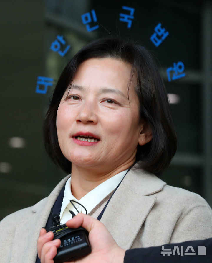 ▲ 고검 검사로 강등된 정유미 검사장이 지난 12일 오후 서울 서초구 서울행정법원에 인사명령 처분 취소 청구 소장 접수 전 취재진 질문에 답하고 있다. ⓒ뉴시스