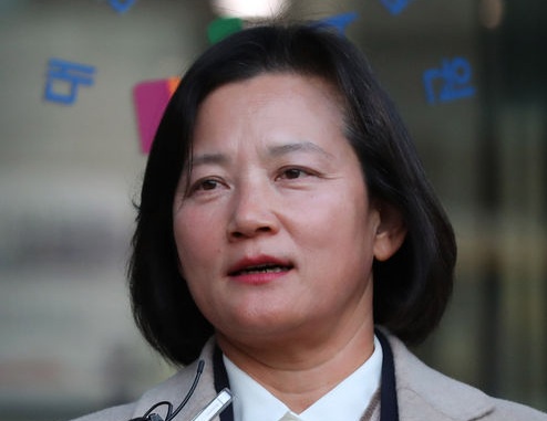 '검찰 개혁 비판하다 강등' 정유미 검사장에 응원 쇄도 … 나경원 "'바른말 검사'에 좌천 몽둥이"