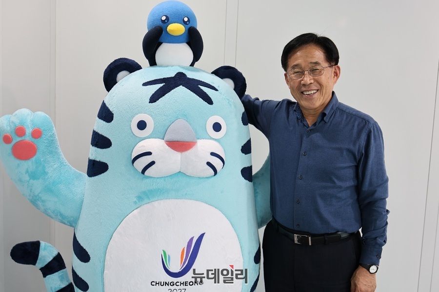 ▲ 세종시 2027 충청권 하계세계대학경기대회 조직위원회 사무실 입구에 설치된 마스코트 ‘흥이․나유’ 와 밝게 웃으며 기념 사진을 찍고 있다.ⓒ뉴데일리