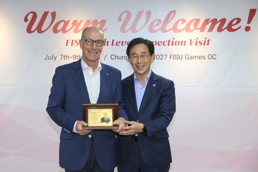 ▲ 2027 충청권 하계세계대학경기대회(FISU Games) 고위급 실사 방문 기간인 2024년 7월 이창섭 부위원장이 국제대학스포츠연맹(FISU) 관계자에게 기념패를 전달했다.ⓒ충청권 하계세계대학경기대회 조직위