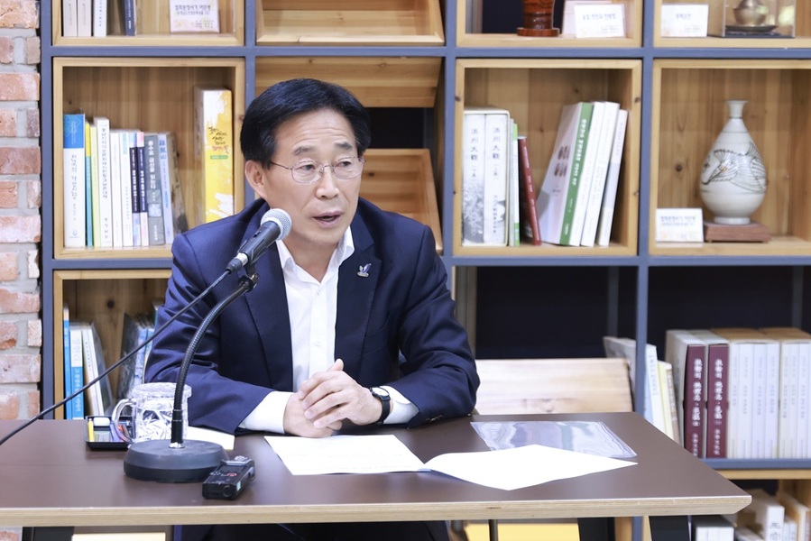 ▲ 이창섭 2027 충청권 하계세계대학경기대회 조직위원회 부위원장이 충남도청 프레스룸에서 기자 간담회를 하고 있다.ⓒ충청권 하계세계대학경기대회 조직위