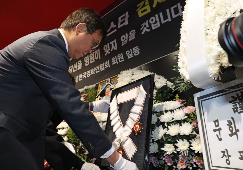 ▲ 최휘영 문화체육관광부 장관이 14일 고(故) 김지미 배우의 추모 공간이 마련된 서울 충무로 서울영화센터를 찾아 금관문화훈장을 추서하고 있다.ⓒ문체부