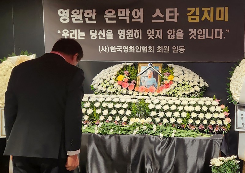 ▲ 최휘영 문화체육관광부 장관이 지난 11일 서울 중구 충무로 서울영화센터에 마련된 배우 고(故) 김지미 추모 공간을 찾아 조문하고 있다.ⓒ문체부