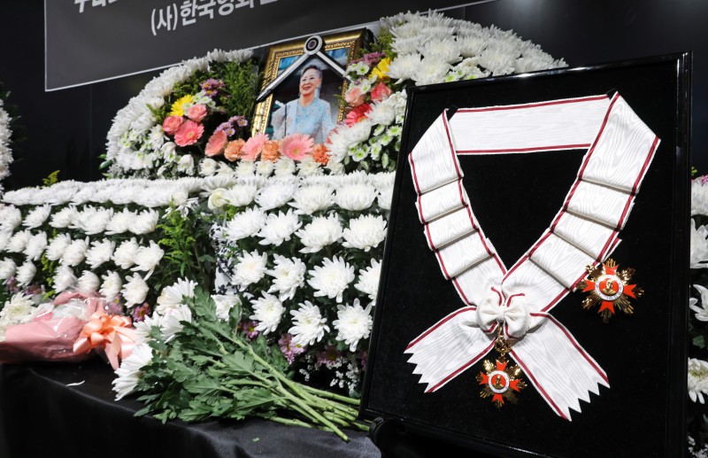 ▲ 고(故) 김지미 배우의 추모 공간이 마련된 서울 충무로 서울영화센터에 고인의 금관문화훈장이 놓여져 있다.ⓒ문체부