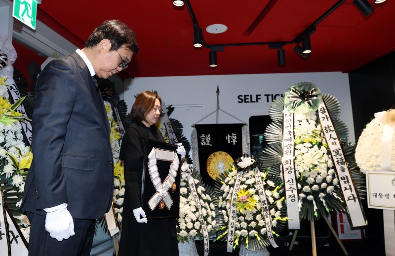 ▲ 최휘영 문화체육관광부 장관이 14일 고(故) 김지미 배우의 추모 공간이 마련된 서울 충무로 서울영화센터를 찾아 금관문화훈장을 추서하기에 앞서 조문을 하고 있다.ⓒ문체부