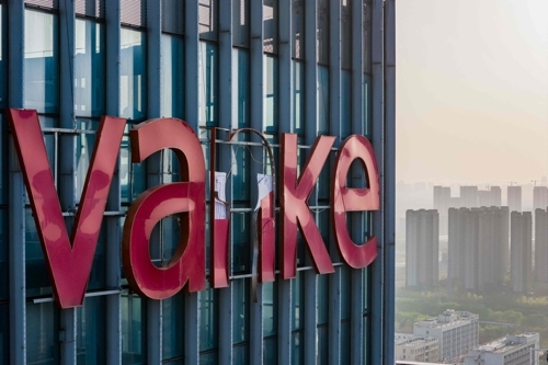 ▲ 중국 부동산 개발사 완커가 채권 만기 연장에 실패하며 디폴트 위험에 놓였다. 완커의 손상된 로고. /AFP = 연합뉴스