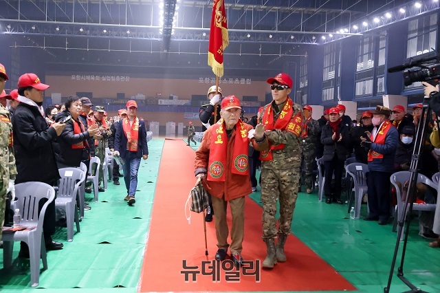▲ 해병대 기수단과 군악대 입장을 시작으로 해병대 1기 임경섭 장군(왼쪽)과 고한중 회장이 입장하고 있다.ⓒ뉴데일리
