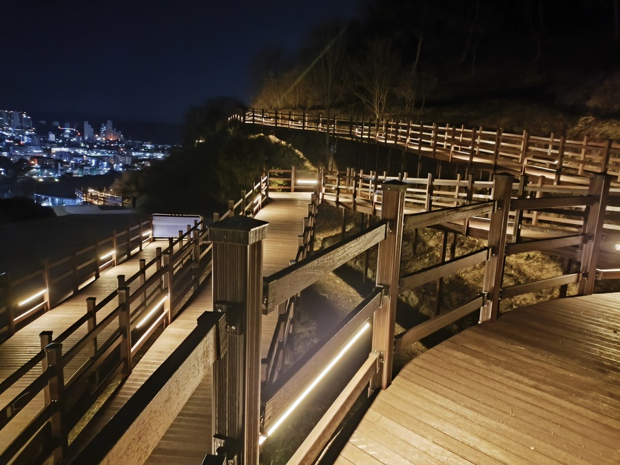 ▲ 영주시는 가흥공원 일원에서 추진해온 ‘무장애 나눔길 조성사업’의 주요 공정을 마무리하고, 15일부터 산책로를 시민들에게 개방한다(영주시, 가흥공원 ‘무장애 데크산책로’ 야간 모습)ⓒ영주시