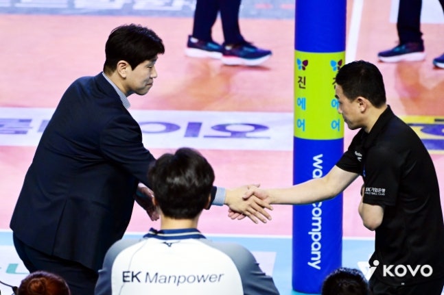 ▲ 김종민 도로공사 감독이 '여오현 매직'을 잠재우고 리그 독주 체제 구축에 나섰다.ⓒKOVO 제공