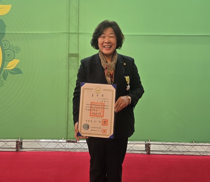 ▲ 옥천군새마을회 김현숙 회장이 새마을훈장 협동장을 받았다.ⓒ옥천군