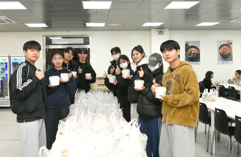 ▲ 백석대 학생들이 학생복지동 식당에서 제공된 ‘천원의 아침밥’을 받아 들고 환한 표정으로 짓고 있다.ⓒ백석대