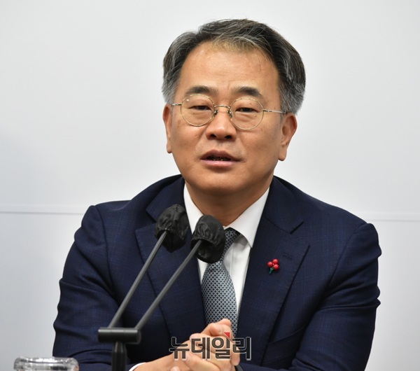 ▲ 최형욱 행복청 차장이 15일 오전 세종시청 정음실에서 언론브리핑에서  기자들의 질문에 답변하고 있다.ⓒ이길표 기자