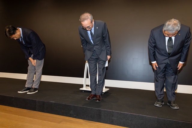 ▲ 김영섭 KT 대표가 지난 9월 무단소액결제 사건과 관련 대국민 사과를 하고 있다.ⓒKT