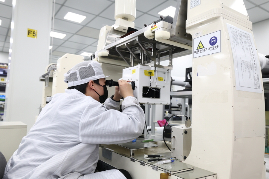 ▲ K2 전차장조준경의 정렬 작업을 하는 모습. ⓒ한화시스템