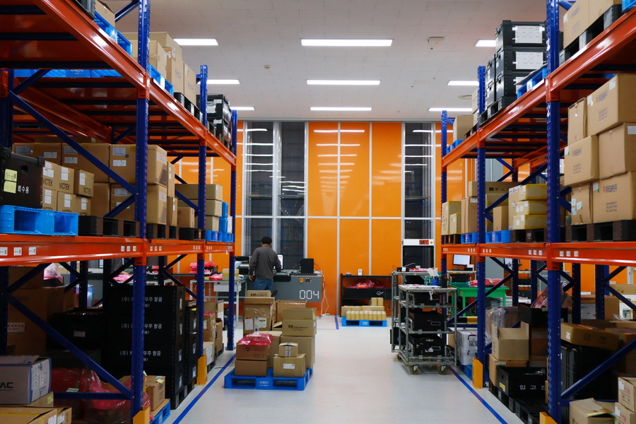 ▲ 최첨단의 이미지가 연상된 자재관리실 모습 ⓒ한화시스템