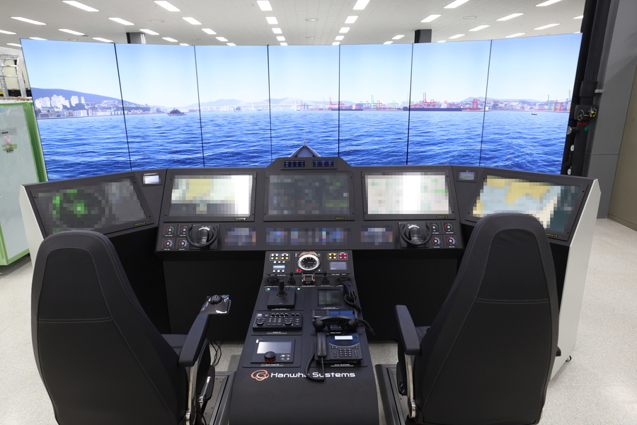 ▲ 콕핏형 함교체계 모습도 인상적이었다. ⓒ한화시스템