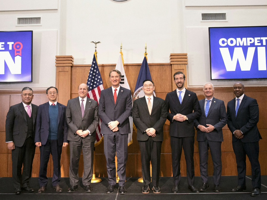 ▲ LS전선의 버지니아주 체사피크시 신규 투자 계획 발표에서 참석자들이 기념촬영을 하고 있다. ⓒLS전선