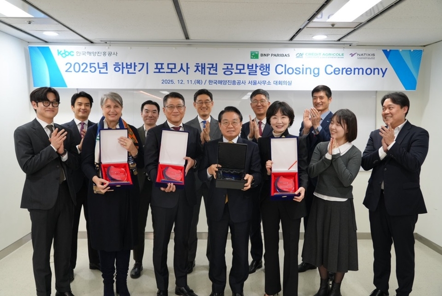 ▲ 지난 11일 서울사무소에서 관계자들이 행사 기념촬영을 하고 있다.ⓒ한국해양진흥공사