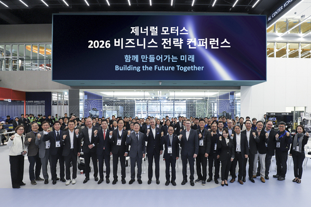 ▲ GM 한국사업장 2026 비즈니스 전략 컨퍼런스 기념 사진을 촬영하고 있는 GM 임직원들과 주요 내외부 이해관계자들. ⓒ한국GM