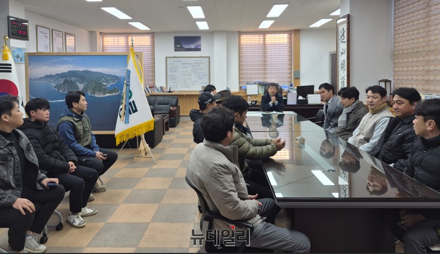 ▲ 울릉의 섬 청년들이 지역사회 주인임을 자각하고 사회적 참여와 권리의식을 높이기 위한 활동에 첫걸음을 내딛고 남한권 울릉군수를 만나 지역 현안에 대한 논의를 펼치고 있다.ⓒ뉴데일리